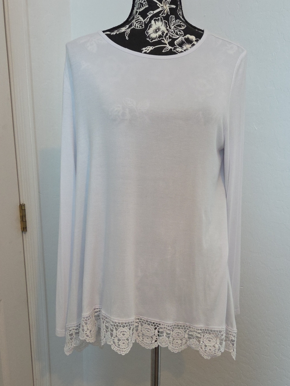 Women’s White Long-Sleeve Lace-Hem Top